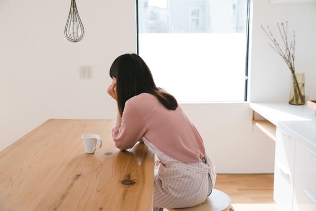 人付き合いを避けて引きこもりがち