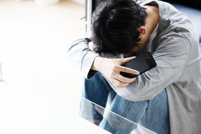 感情の平板化がある(喜怒哀楽が乏しくなる、無表情)